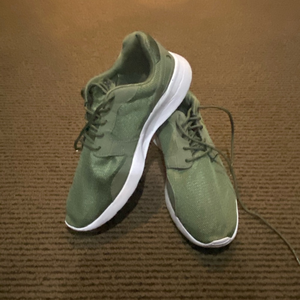 Men’s Lightweight Athletic Shoes.